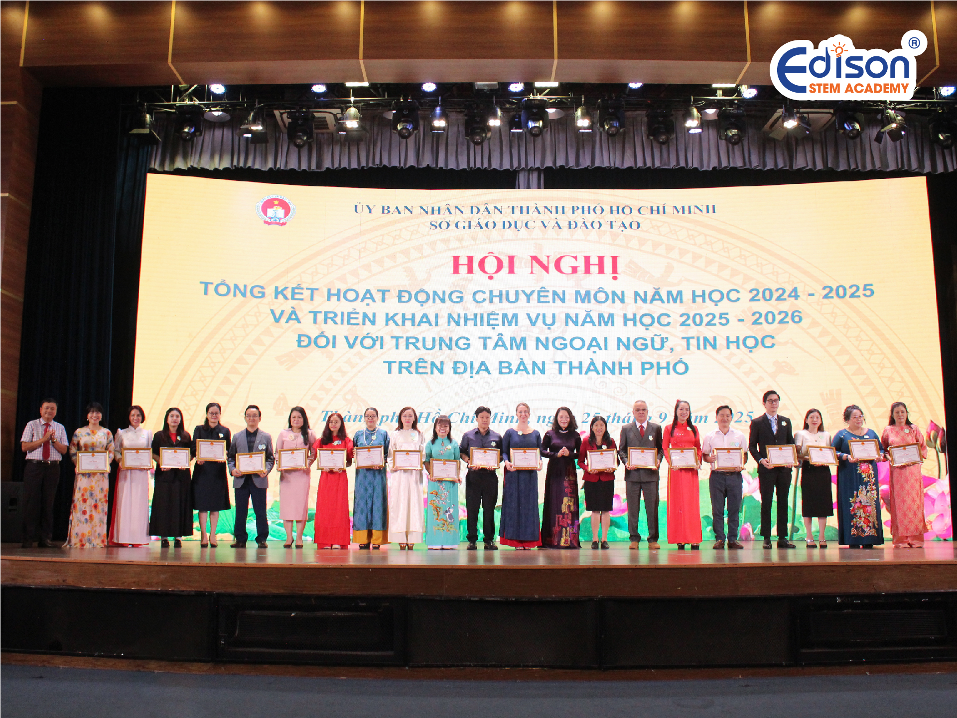 Sở GDĐT trao tặng khen Trung tâm đạt thành tích xuất sắc trong hoạt động chuyên môn ngoại ngữ - tin học